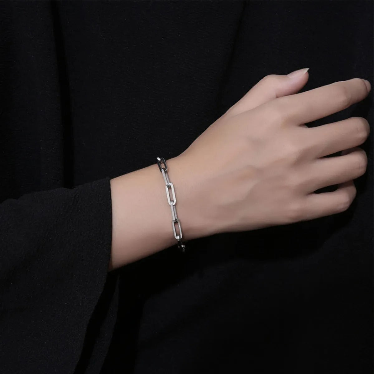 Nayumi – Bracelet Chaîne Épaisse avec Boucle Carrée Géométrique