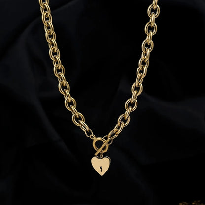 Hayley – Collier Cœur avec Fermoir T-Bar Élégant