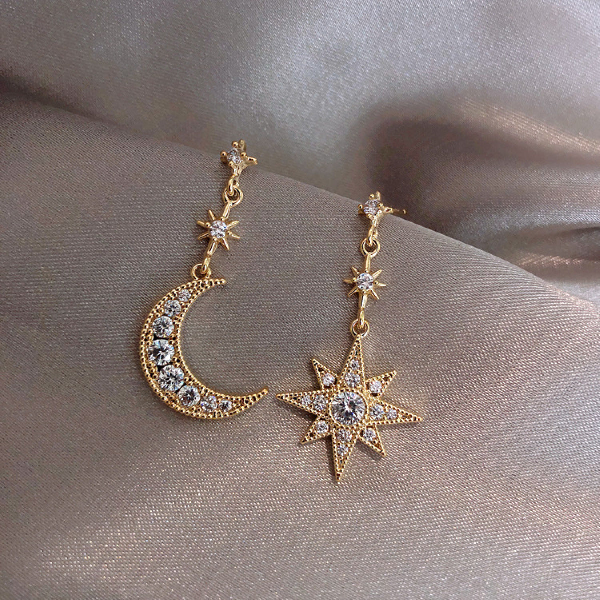 Estella – Boucles d'oreilles Mismatched Lune et Étoile