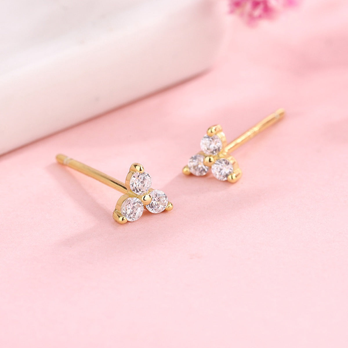 Lily – Boucles d'Oreilles Fleur Douce en Zircon