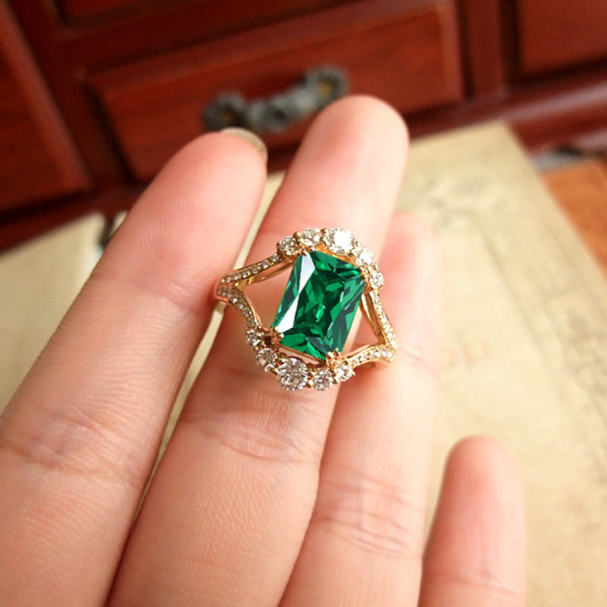Elisova – Bague Grenthal Dorée à Pierre Lumineuse