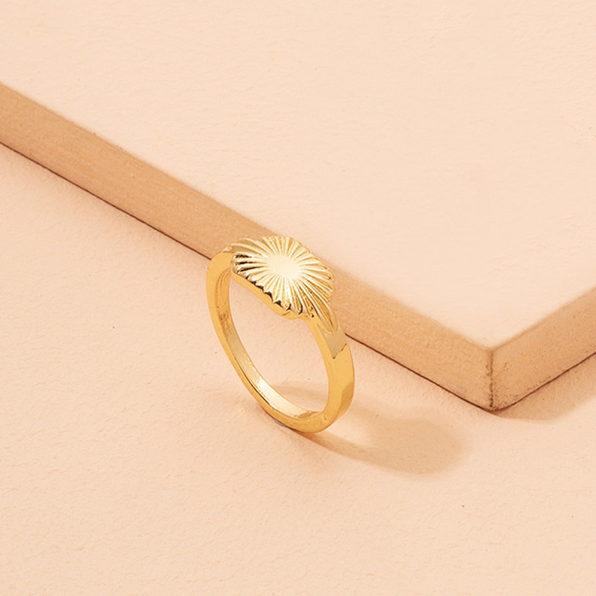 Heliora – Bague Soleil Sculptée en Plaqué Or