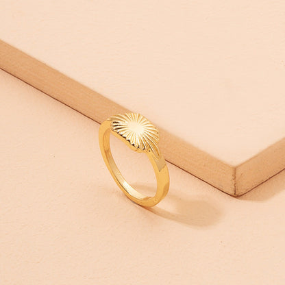 Heliora – Bague Soleil Sculptée en Plaqué Or