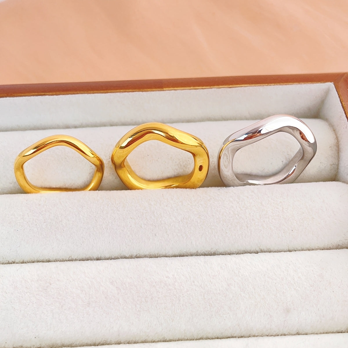 Lorena – Bague Vague Courbée Élégante