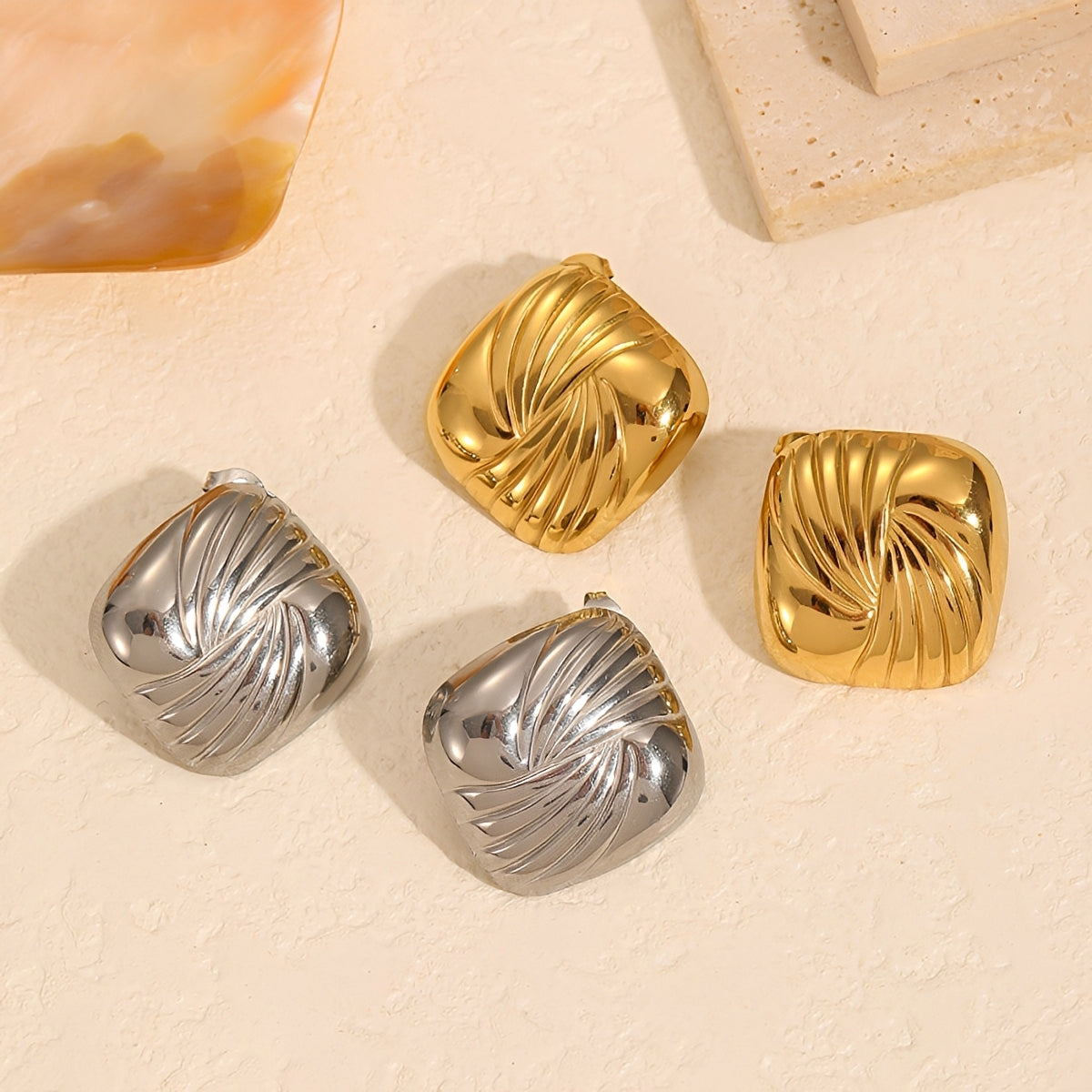 Kaia – Clous Géométriques Acier Titane