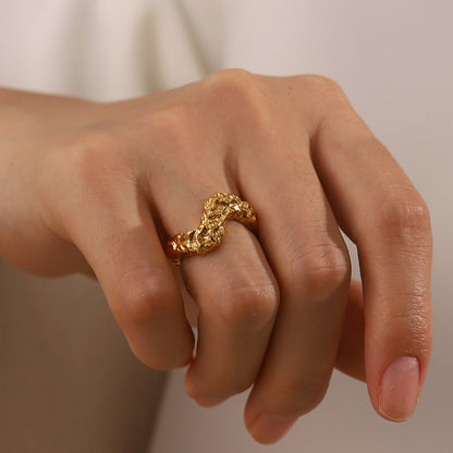 Vera – Bague V Martelée en Acier Titane