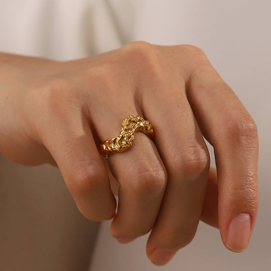 Vera – Bague V Martelée en Acier Titane