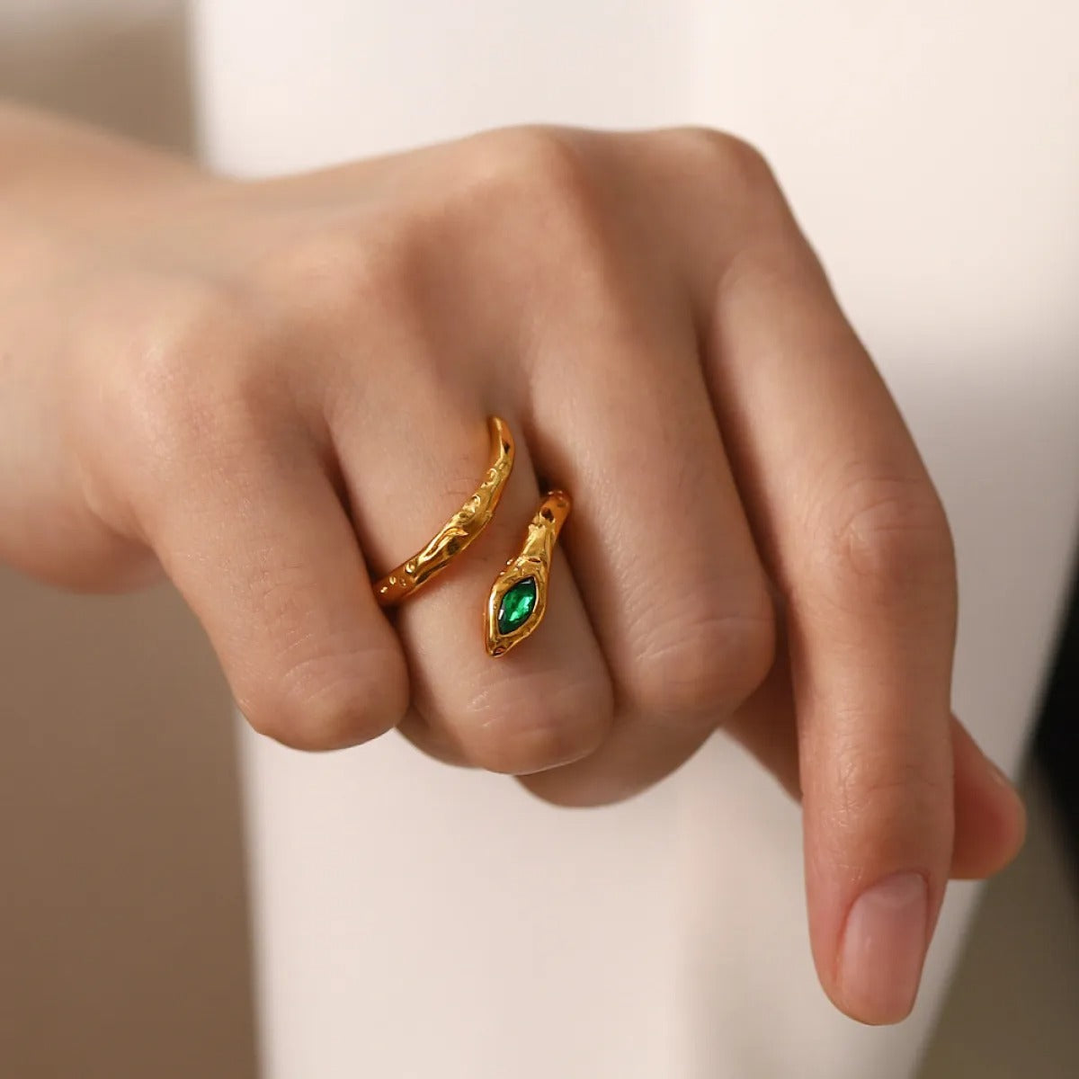 Nyx – Bague Serpent Lave Dorée