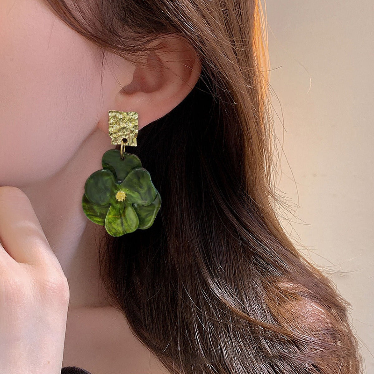 Kai – Boucles d'oreilles pendantes florales dorées