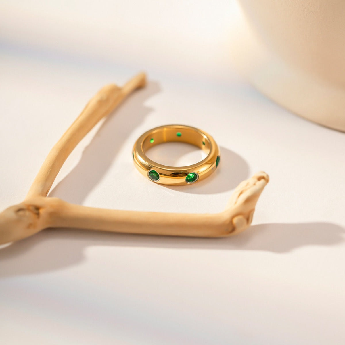 Clara – Bague Cristaux Émeraude Élégante