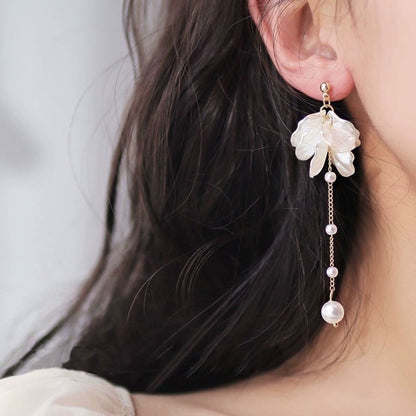 Rhia – Boucles d’Oreilles Pétales Féeriques à Perle et Pampilles