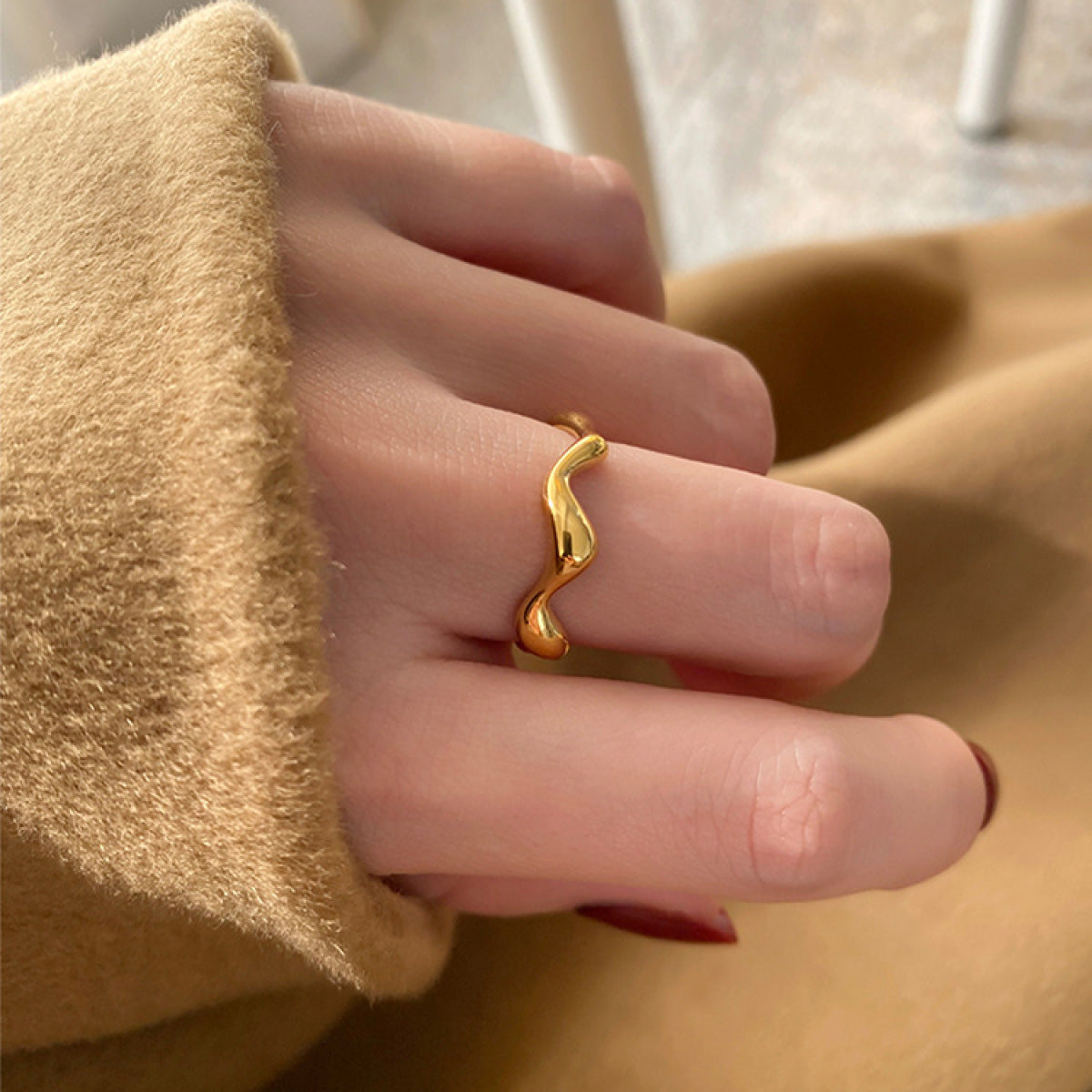 Jennie – Bague Ondulée en Acier Titane
