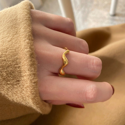 Jennie – Bague Ondulée en Acier Titane