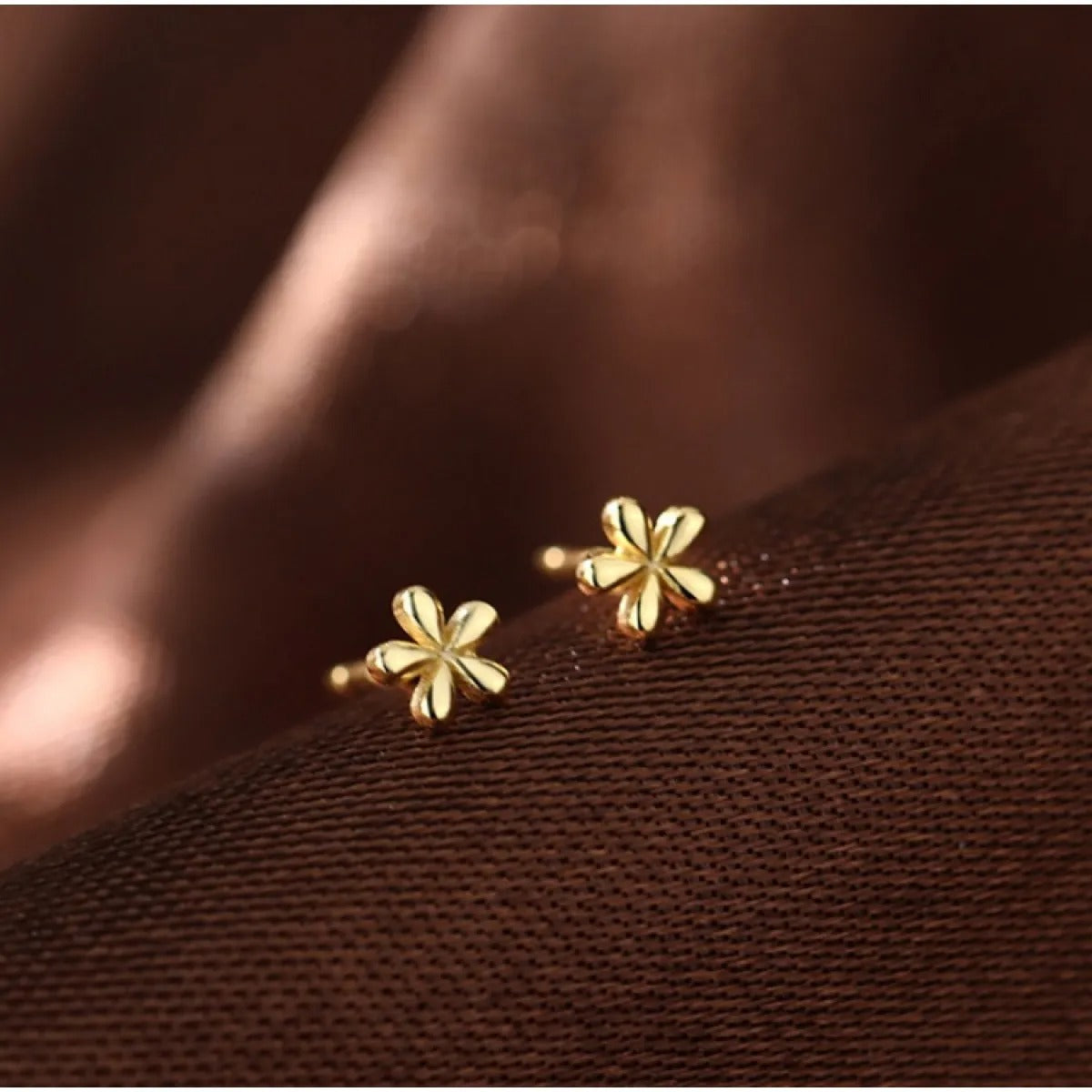 Lily – Petites Boucles d'Oreilles en Or