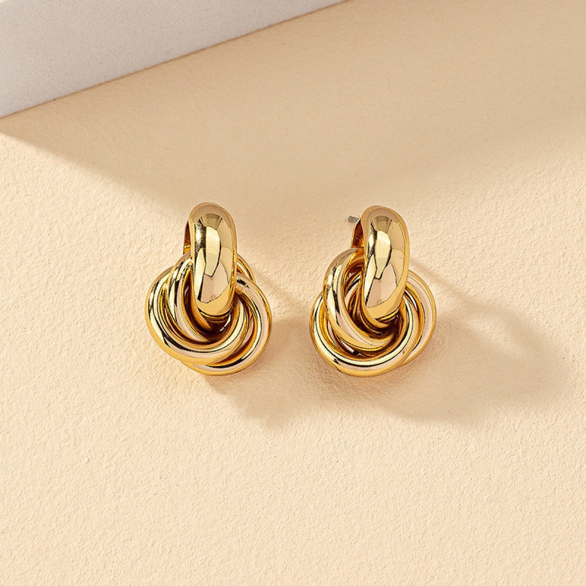 Aurèle – Boucles d’Oreilles Géométriques Multicouches Torsadées