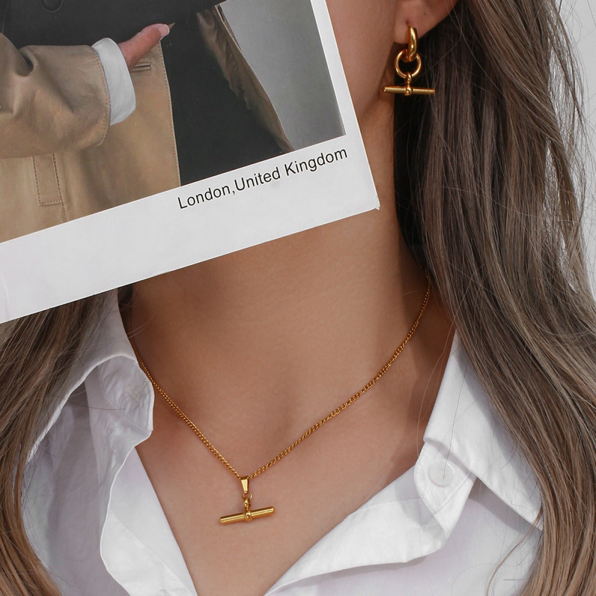 Lella – Collier T-Bar Knot Élégant en Or