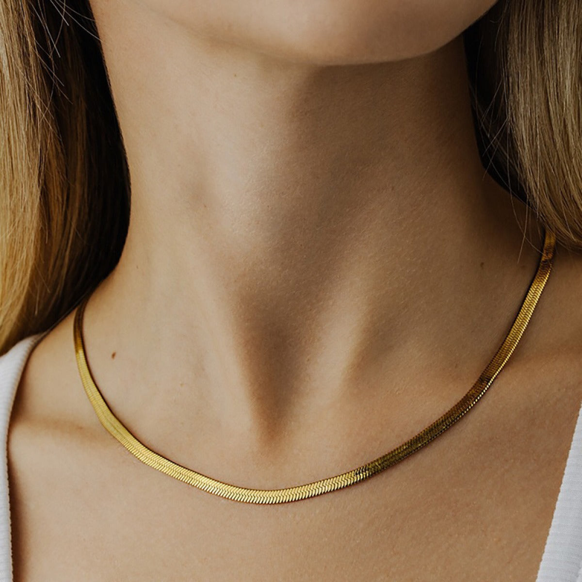Lucie – Collier en Titane avec Pendentif Lame