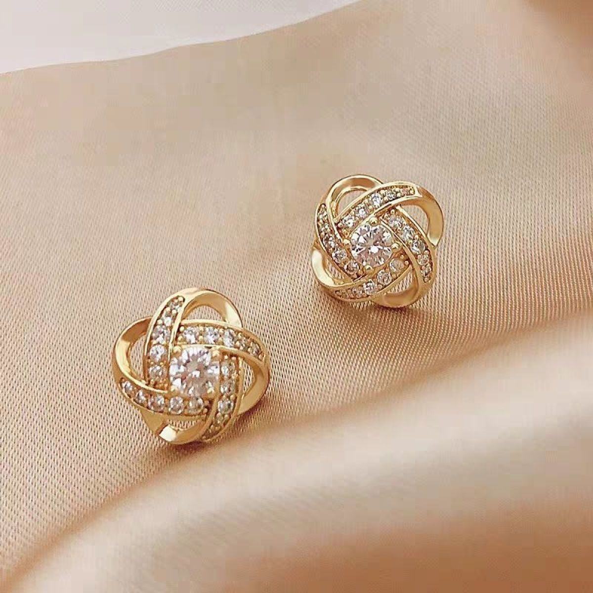 Ryoshi – Boucles d'Oreilles Croix Fleur Spirale