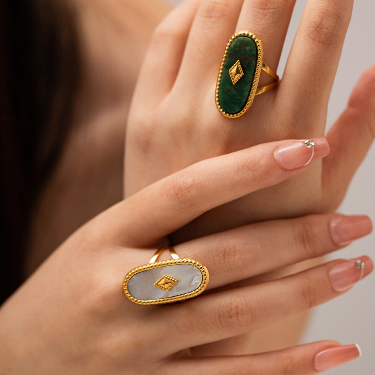 Rhea – Bague Rétro Dorée à Pierre Naturelle