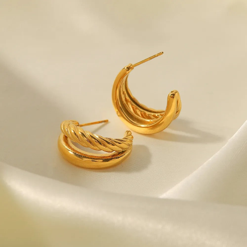 Cecilia – Bague Croix Dorée Élégante