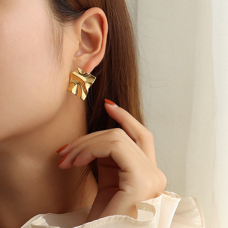 Catriona – Boucles d’Oreilles Plissées en Acier Titane