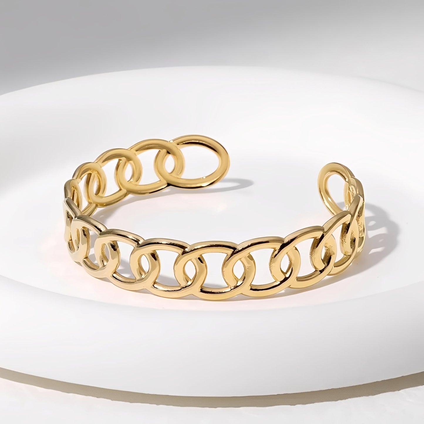 Mikha – Bracelet Découpé avec Charms Élégants