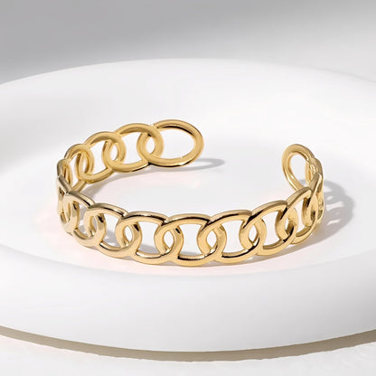 Mikha – Bracelet Découpé avec Charms Élégants
