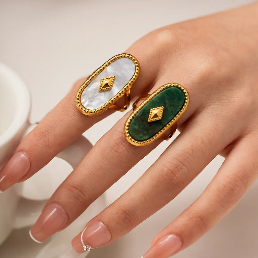 Rhea – Bague Rétro Dorée à Pierre Naturelle