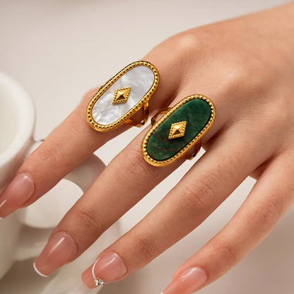 Rhea – Bague Rétro Dorée à Pierre Naturelle
