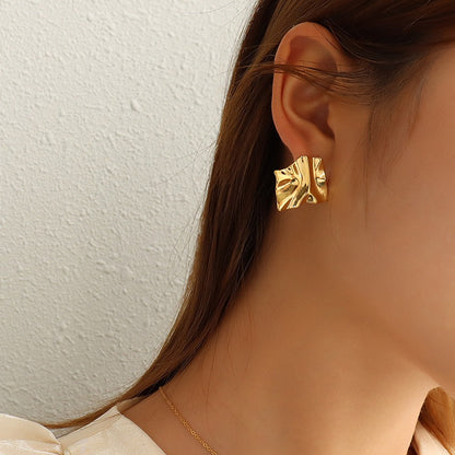 Catriona – Boucles d’Oreilles Plissées en Acier Titane