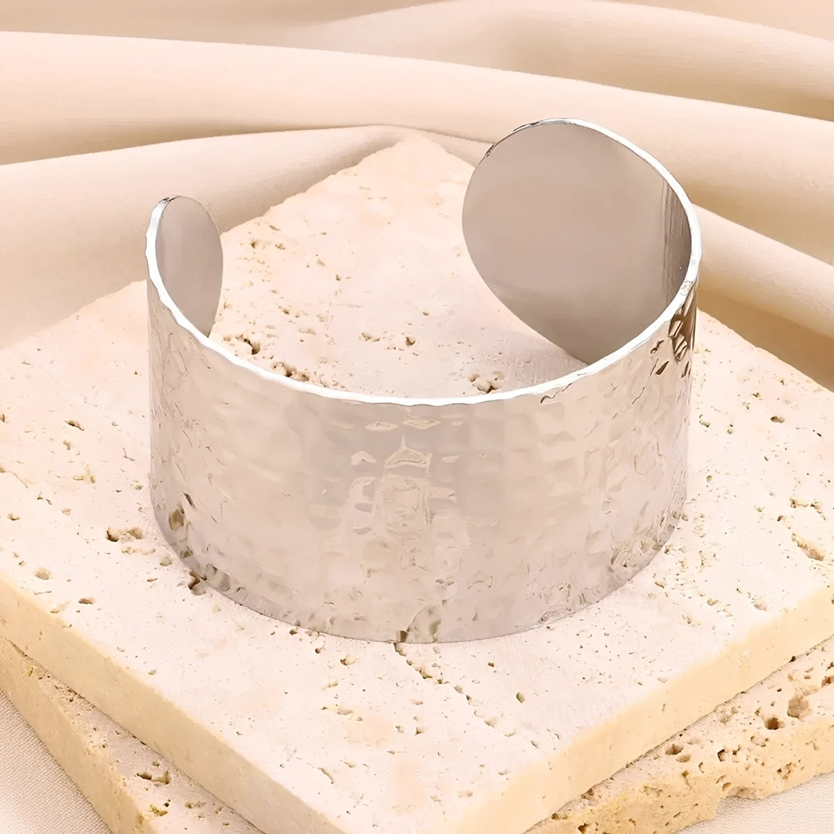 Jisoo – Bracelet en Acier Inoxydable Motif Relief Concave-Convexe