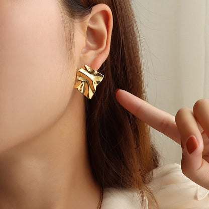 Catriona – Boucles d’Oreilles Plissées en Acier Titane