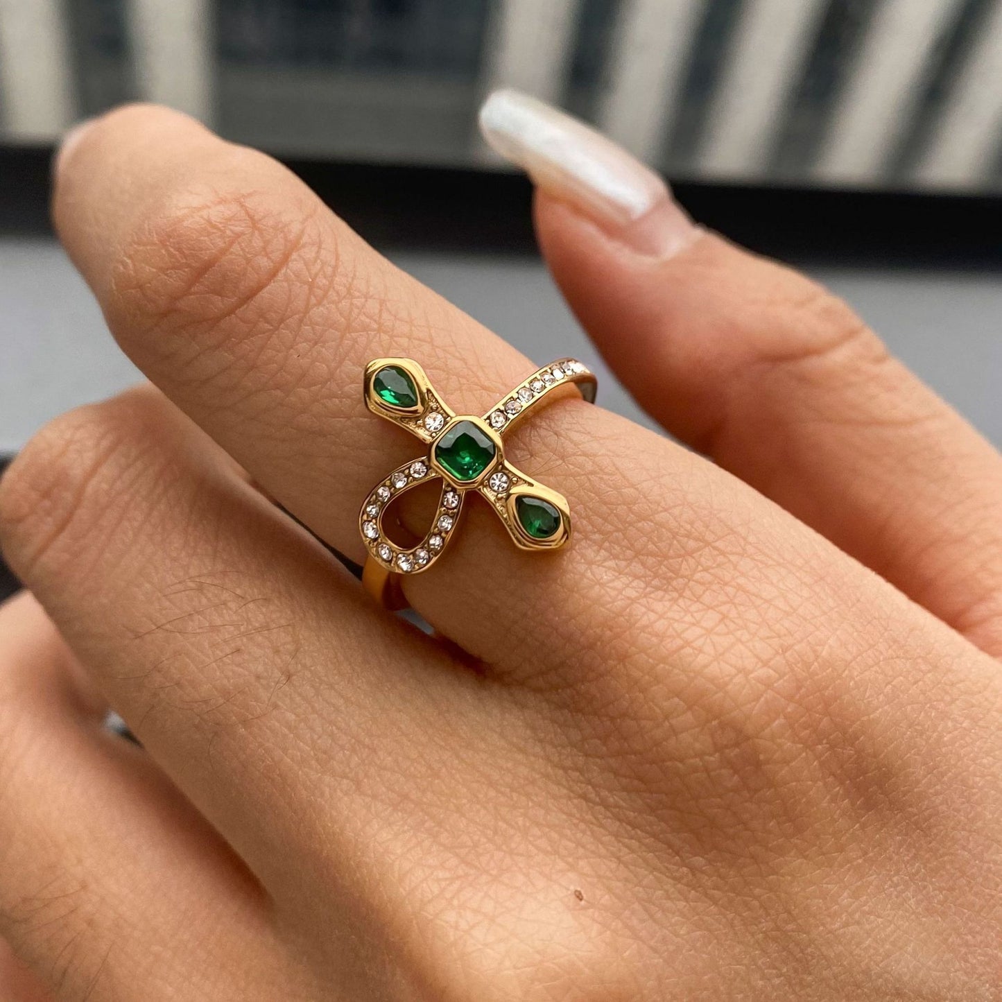 Nessa – Bague Croix Dorée Élégante