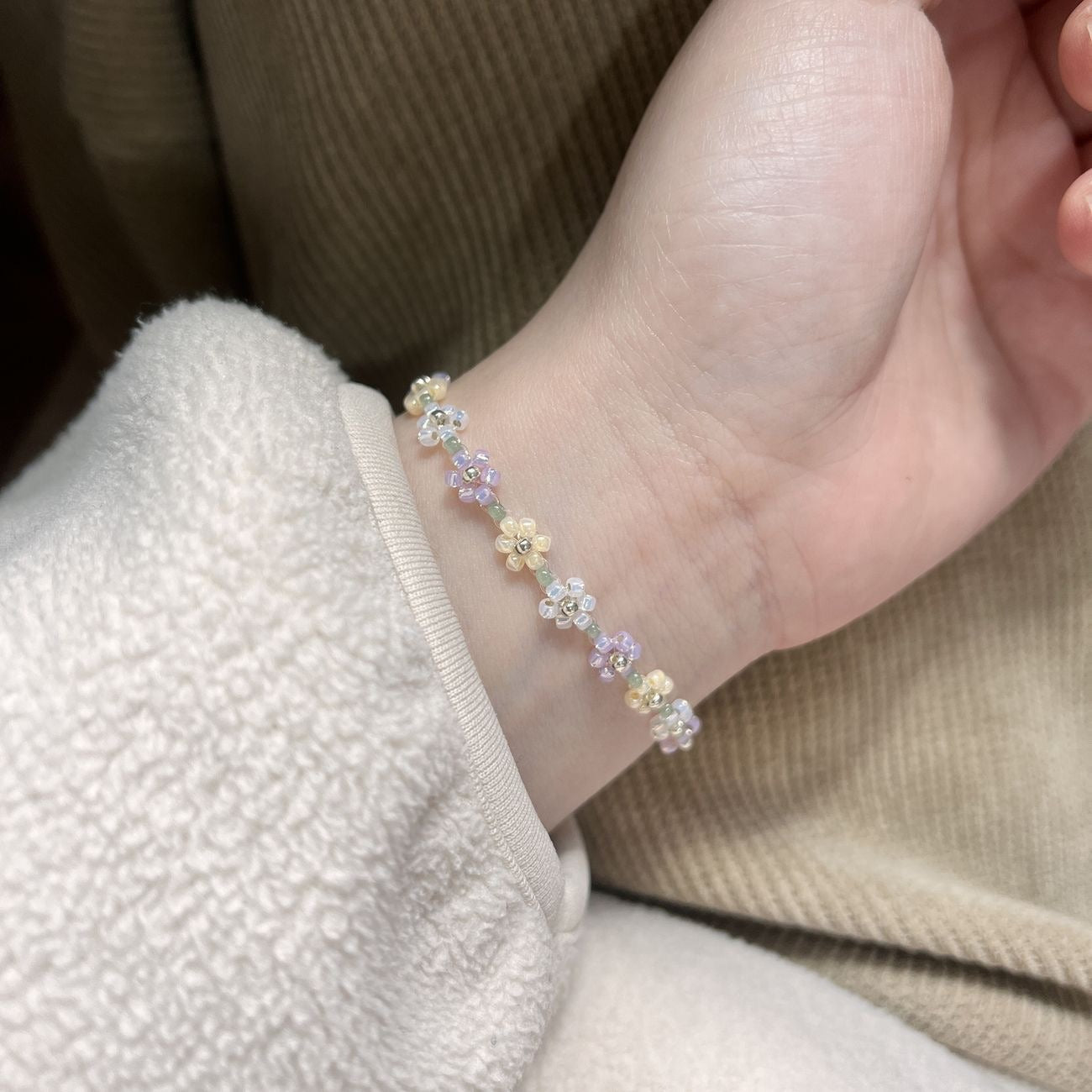 Lila – Bracelet Perlé avec Fleurs Printanières