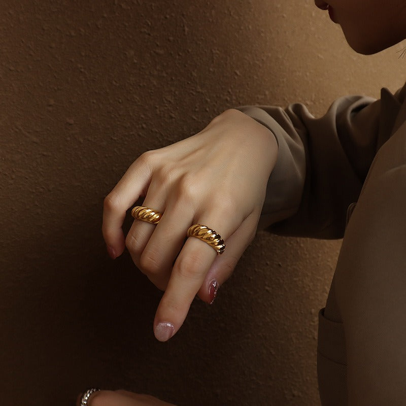 Kris – Bague Rétro Industrielle à Motif Ondulé