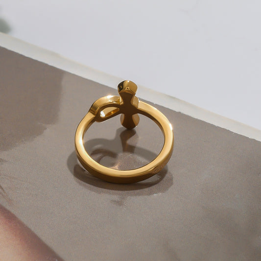Nessa – Bague Croix Dorée Élégante