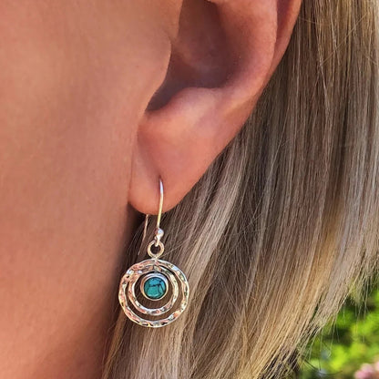 Nayah – Boucles d'Oreilles Bohèmes Saturne avec Pierre Turquoise, Finition Argent et Or