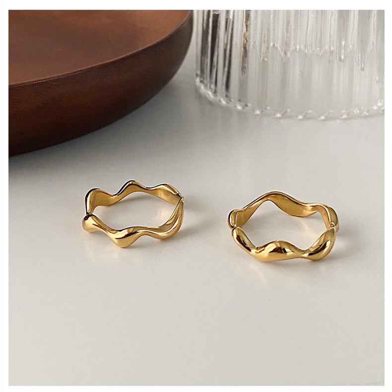 Jennie – Bague Ondulée en Acier Titane