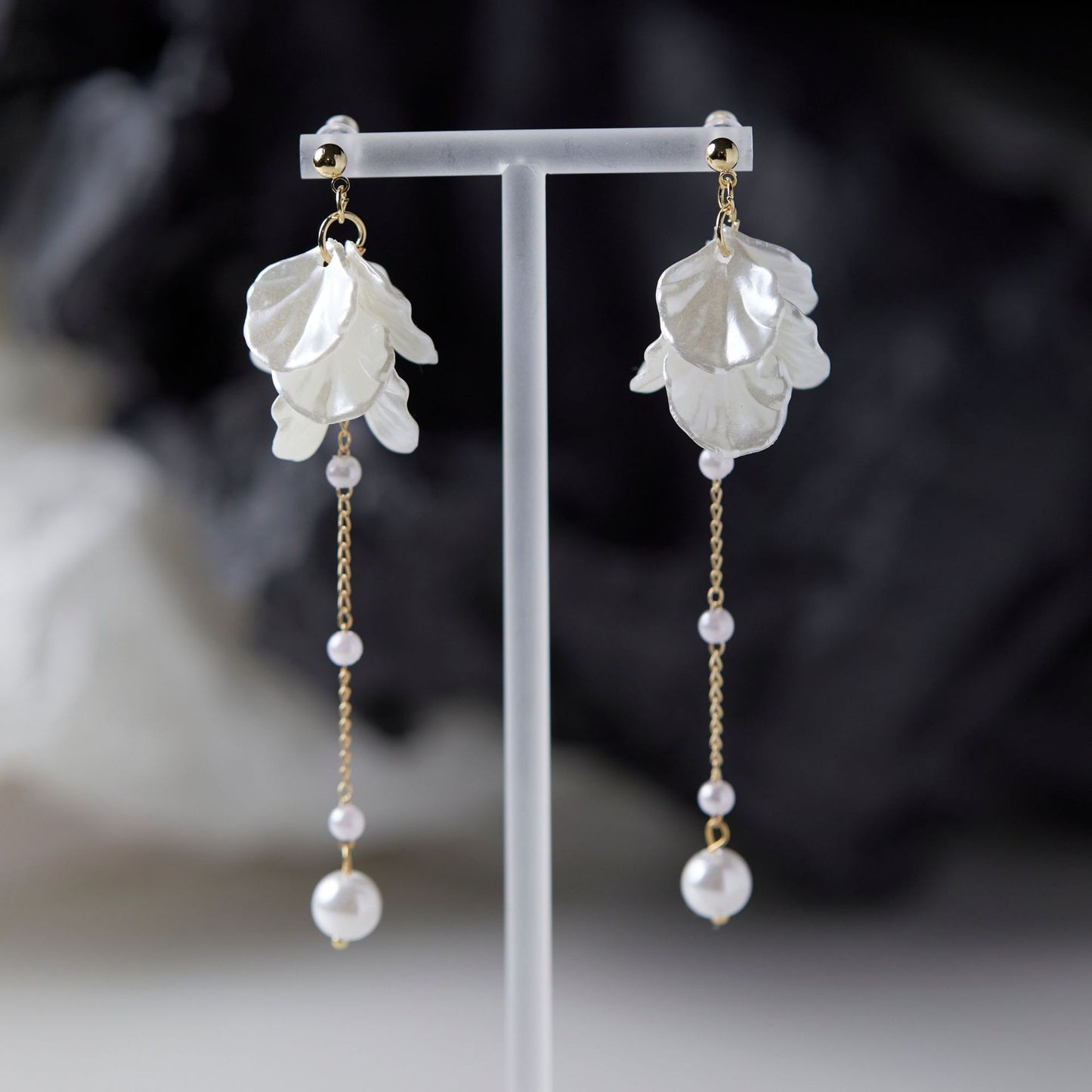 Rhia – Boucles d’Oreilles Pétales Féeriques à Perle et Pampilles
