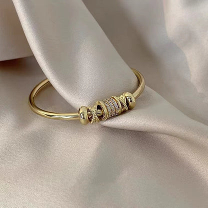 Ella – Bracelet Ajustable avec Breloques Dorées