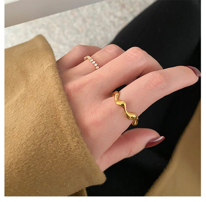 Jennie – Bague Ondulée en Acier Titane