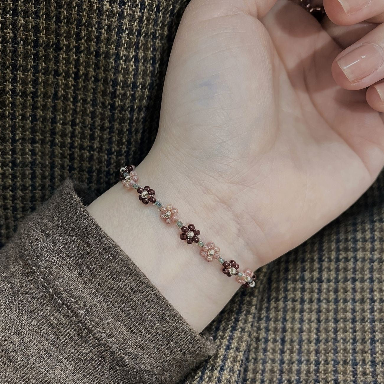 Lila – Bracelet Perlé avec Fleurs Printanières