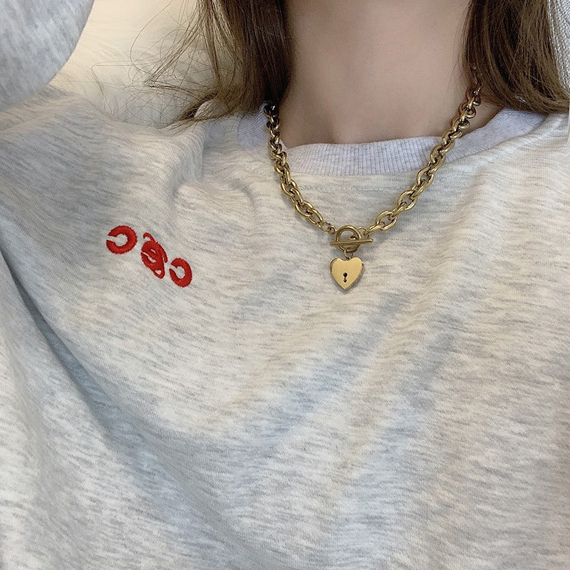 Hayley – Collier Cœur avec Fermoir T-Bar Élégant