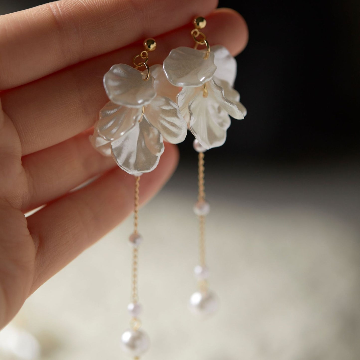 Rhia – Boucles d’Oreilles Pétales Féeriques à Perle et Pampilles