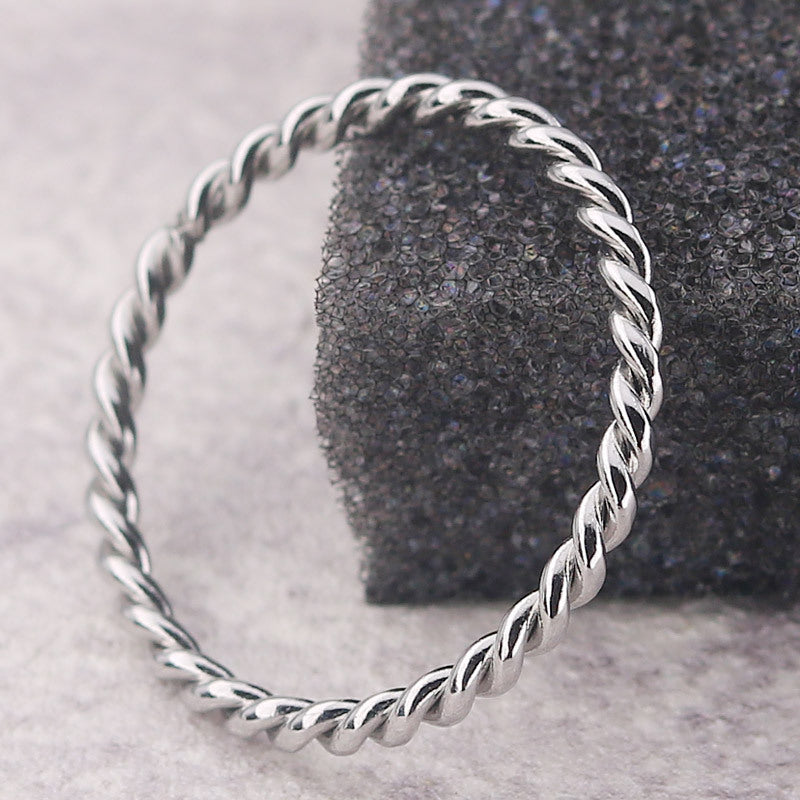 Rina – Bague Torsadée en Acier Titane