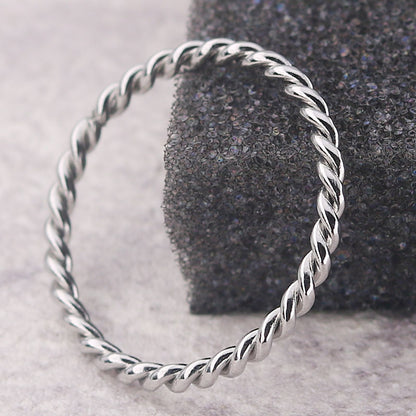 Rina – Bague Torsadée en Acier Titane