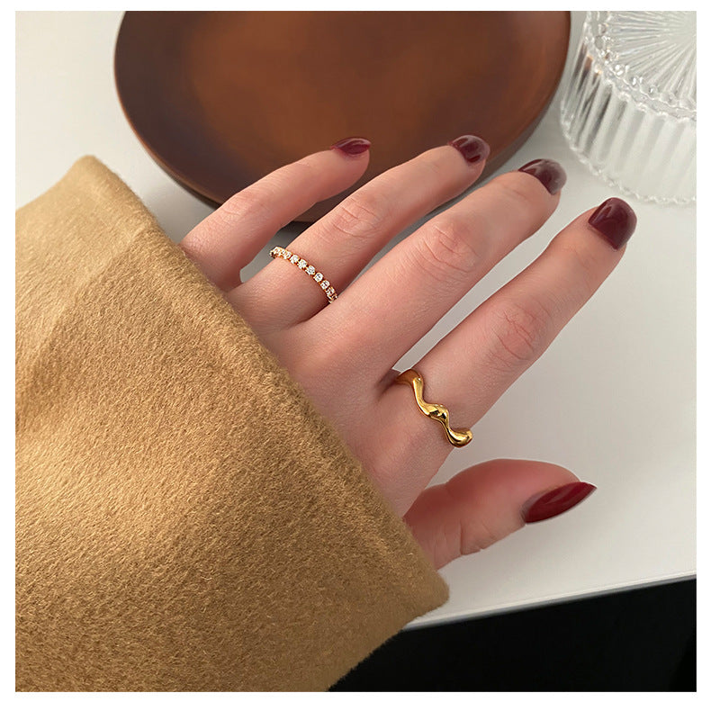 Jennie – Bague Ondulée en Acier Titane