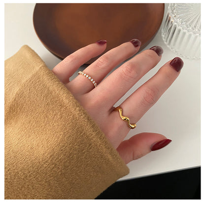 Jennie – Bague Ondulée en Acier Titane
