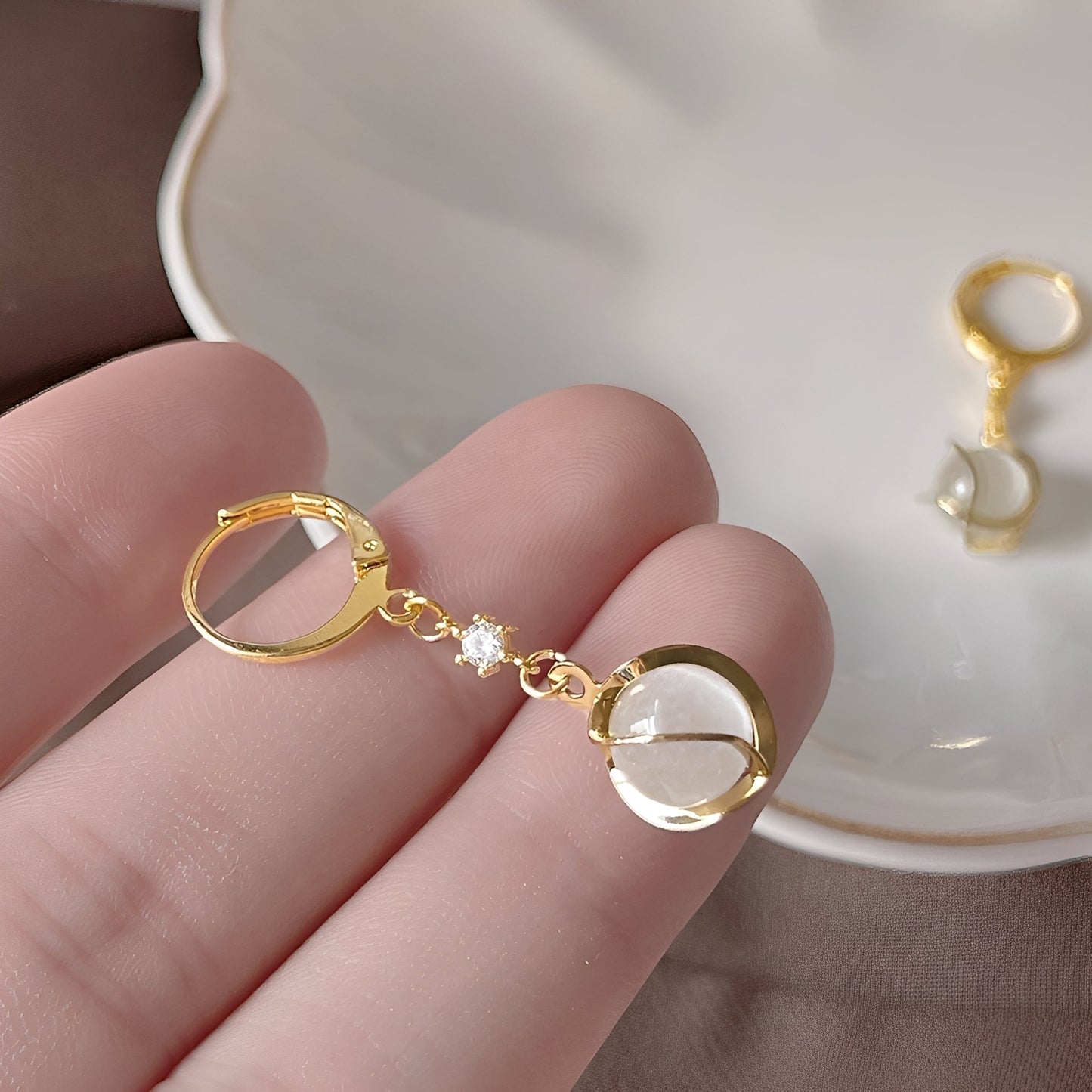 Lyra – Boucles d'Oreilles avec Éclat d'Opale Blanche