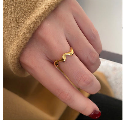 Jennie – Bague Ondulée en Acier Titane